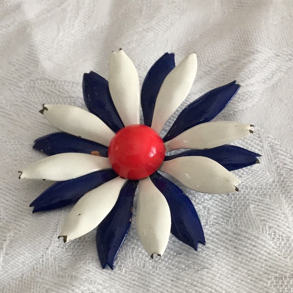 🌹Cool Vintage Metal Flower Brooch Wardrobe Must🌹 - Picture 1 of 5